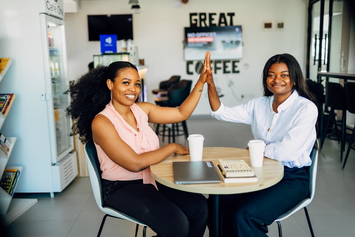 Deux copines complices autour d'un café